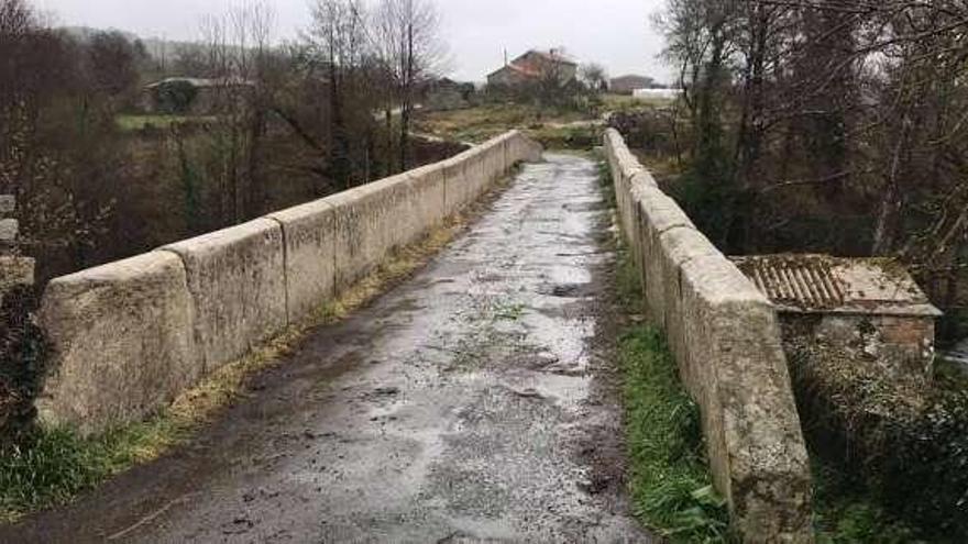 El puente medieval de Pedroso, en Camba, sobre el que actuarán.