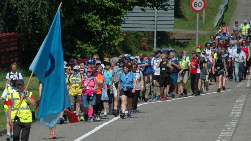 El Centro Asturiano inicia con éxito su clásica marcha hacia Covadonga