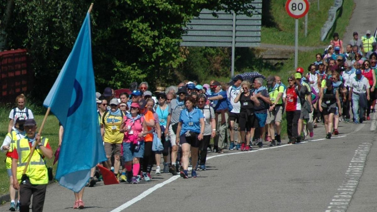 El Centro Asturiano inicia con éxito su clásica marcha hacia Covadonga | RICARDO YAGÜE