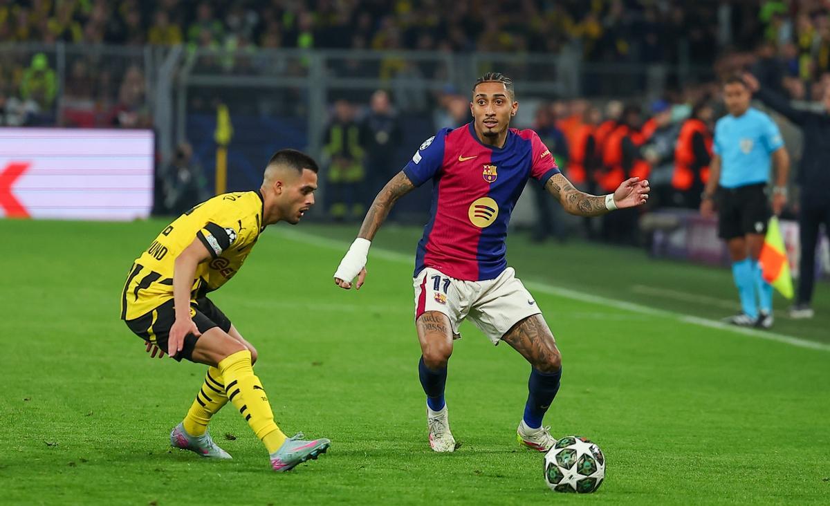 Raphinha disputando un balón con Yan Couto