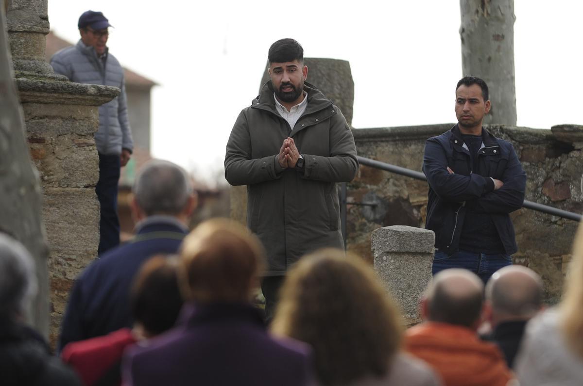 El alcalde, Christopher Ferrero junto a un concejal, explicando el proyecto de parque solar en Burganes.