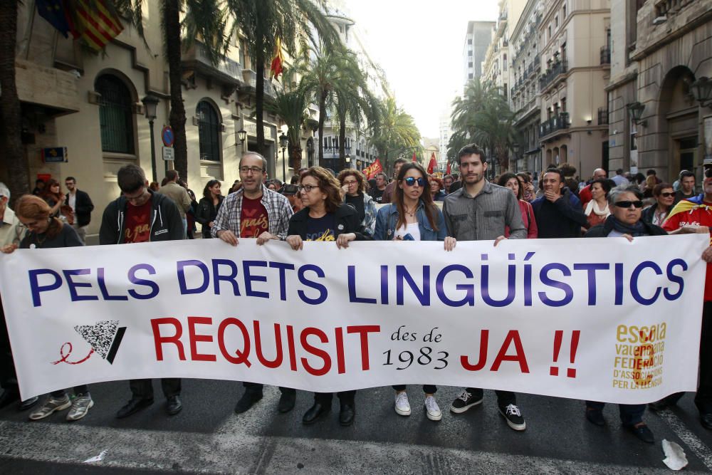 Manifestación en Valencia con motivo del 25 d'Abril