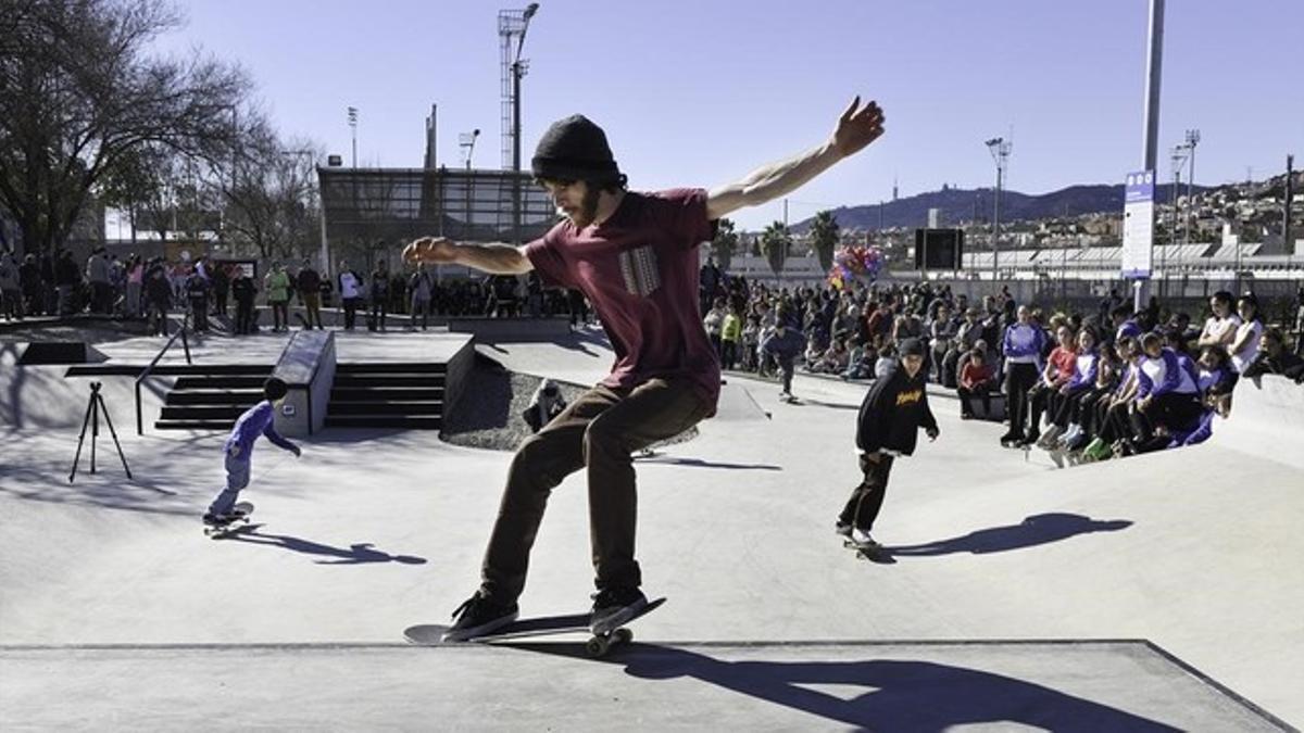 Unos patinadores disfrutan del skate park de Can Zam, en Santa Coloma de Gramenet.