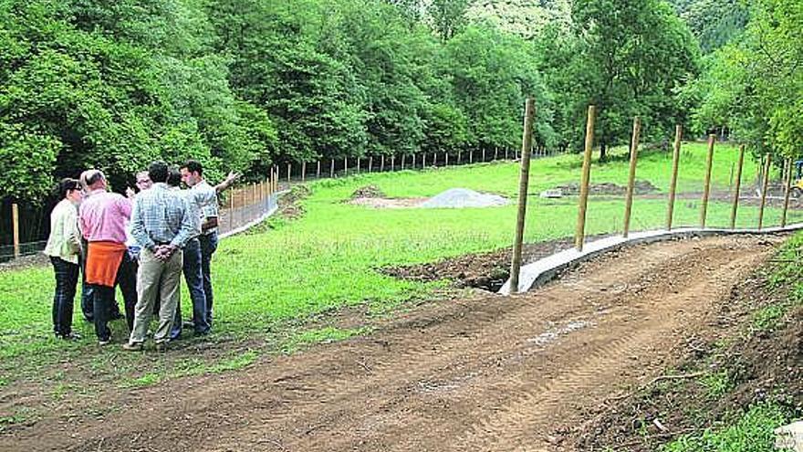 Las autoridades, ayer, durante la visita a las obras de construcción del cercado del lobo en Belmonte.