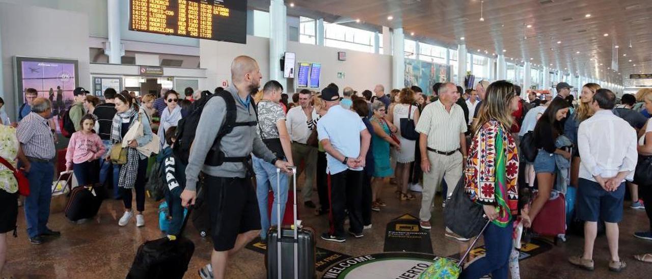 Pasajeros en la zona de llegadas del aeropuerto de Vigo. // Marta G. Brea