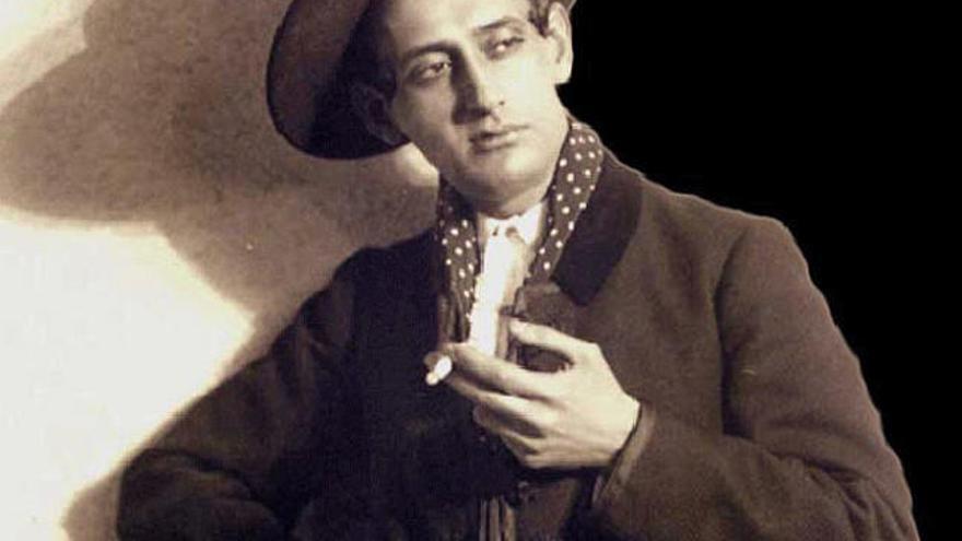 Miguel de Molina no podrá reposar en Málaga. Su familia no lo desea y la Diputación ha cejado en su empeño de repatriar el cadáver.
