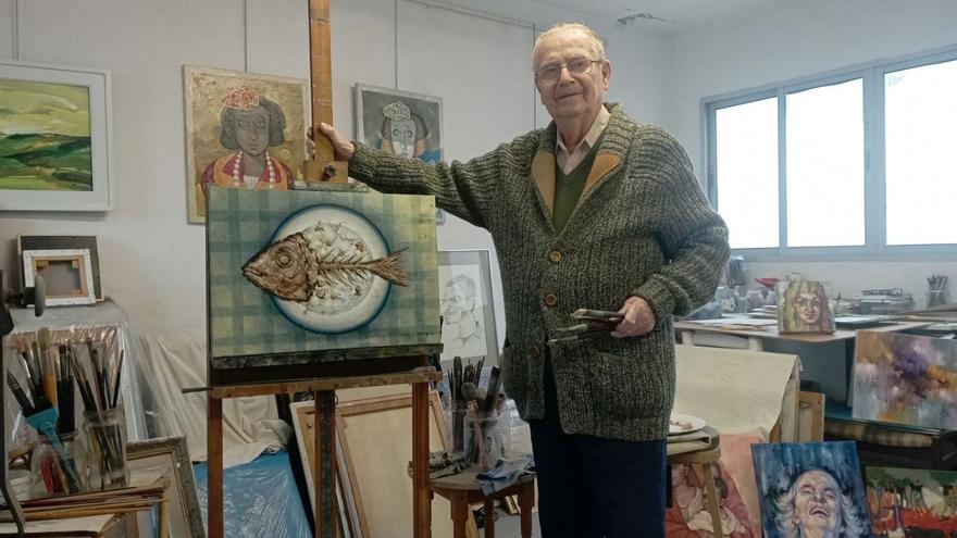 Rafael Jaime, en su estudio de La Trinidad la semana pasada, con una de sus obras.