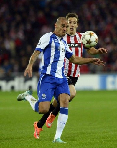 Athletic Bilbao's Fernandez fights for the ball with Porto's Maicon during their Champions League Group H soccer match at San Mames stadium in Bilbao