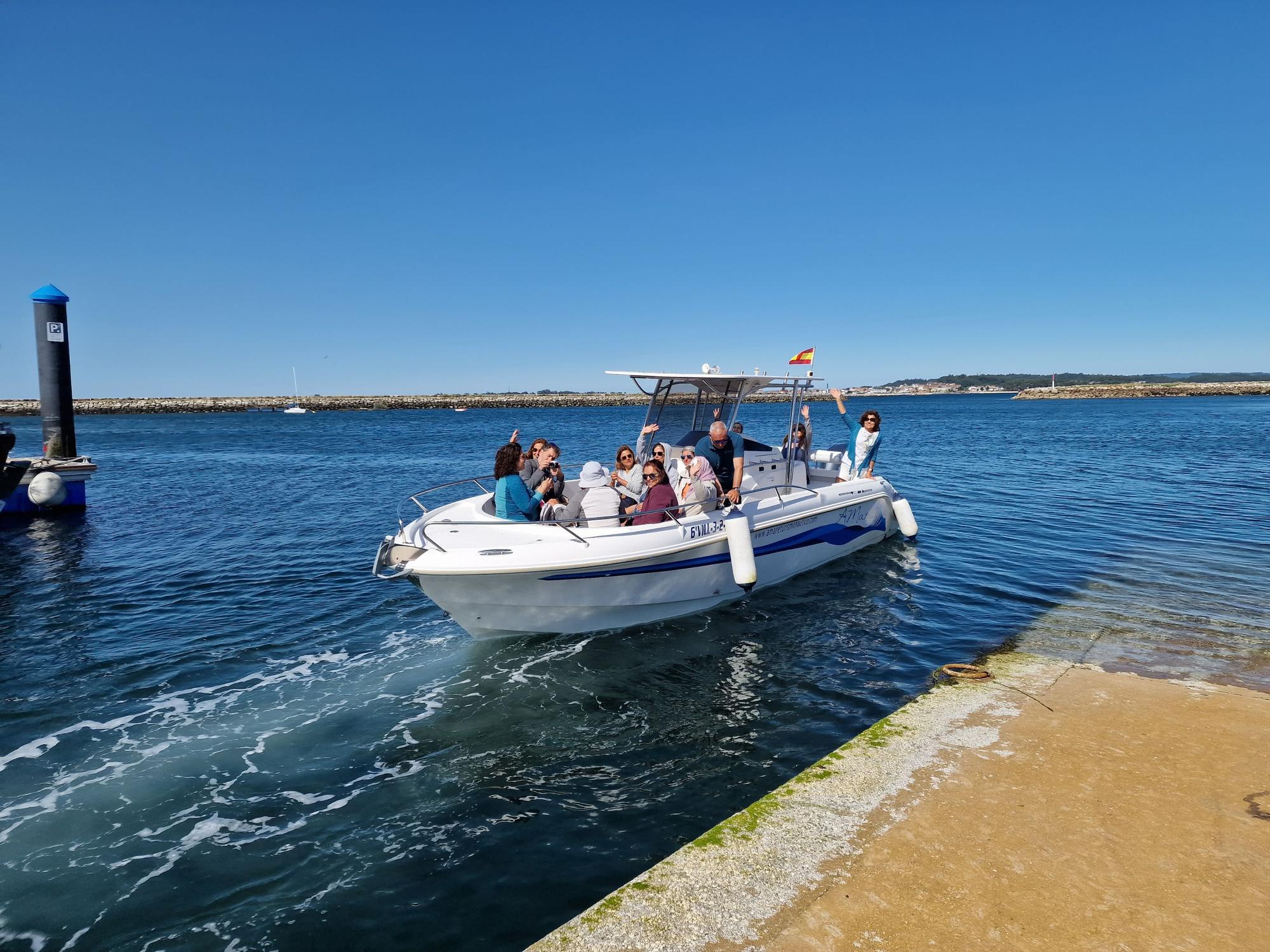 Peregrinos extranjeros que embarcaron en Vilanova para hacer la Ruta Xacobea hacia Pontecesures.