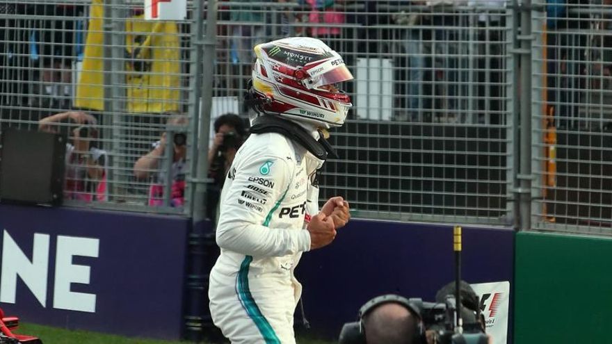 Hamilton celebra la &#039;pole position&#039; en Albert Park.