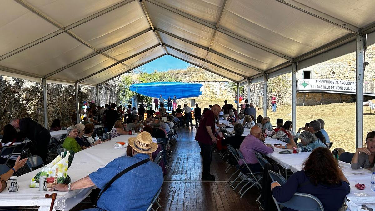 Els veïns de Montjuïc abans del dinar popular de la  trobada.