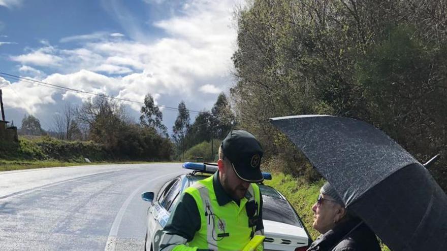 Un agente entrega un chaleco a una peatón.