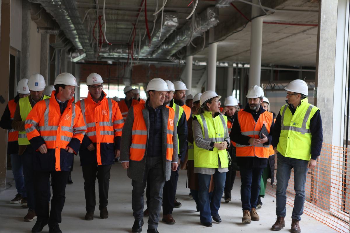 Los políticos recorrieron el edificio junto al director de obra y miembros de la constructora.