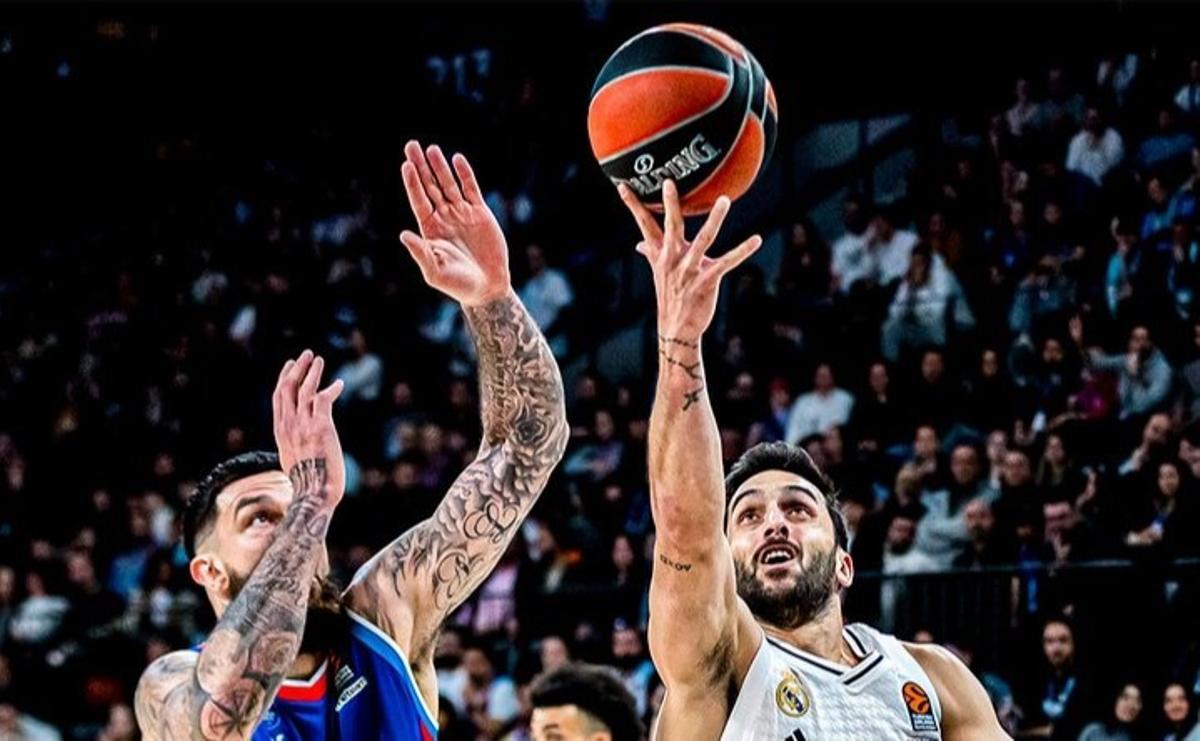 Vincent Poirier trata de taponar la acción de su ex compañero del Madrid, Facundo Campazzo