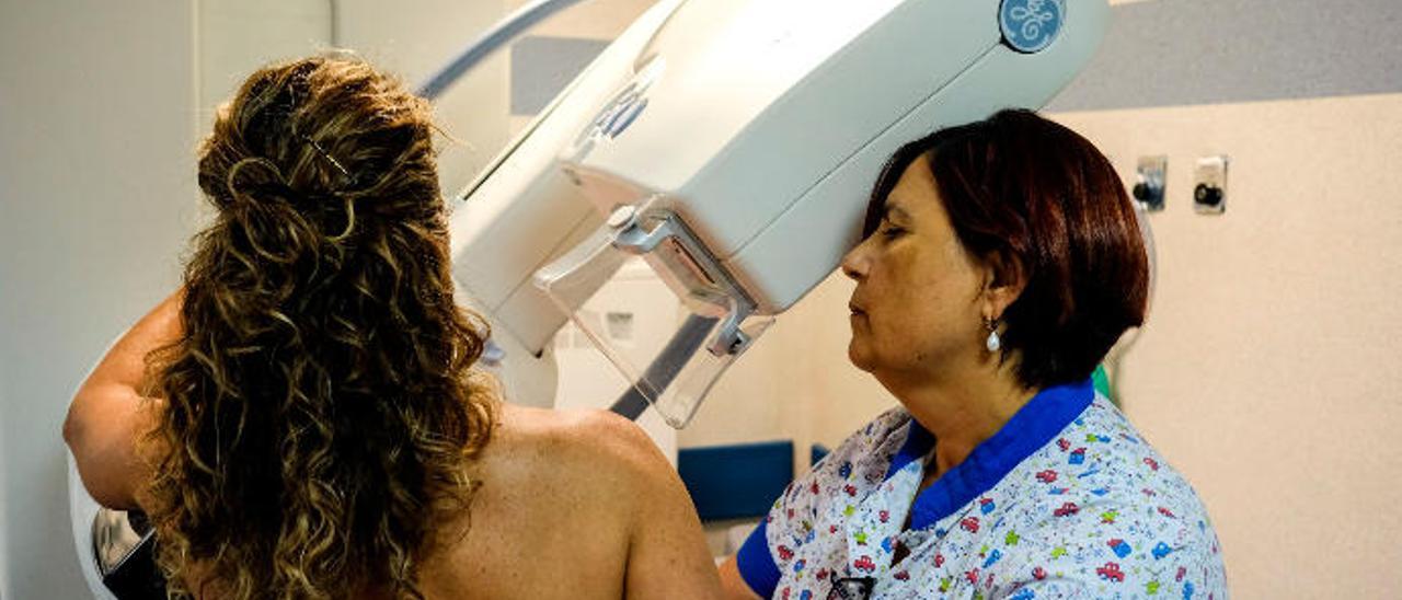 Una paciente se somete a una mamografía en el Complejo Hospitalario Universitario Insular-Materno Infantil.