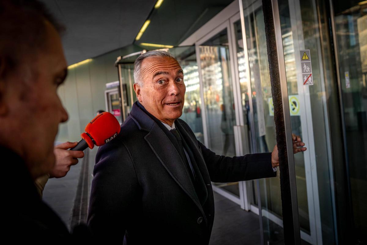 Yuste entrant a la Ciutat de la Justícia