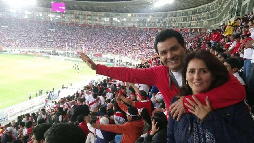 Omar Montalvo, con su esposa Gloria, en el Estadio Nacional de Lima, el día del partido en el que Perú logró el billete para Rusia 2018.