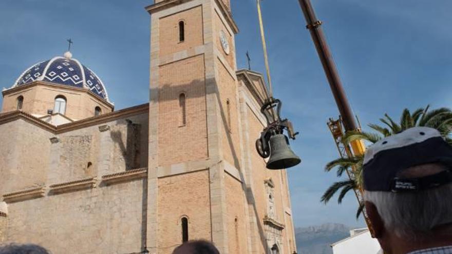 Bajada de las campanas de la parroquia de Altea para su restauración.