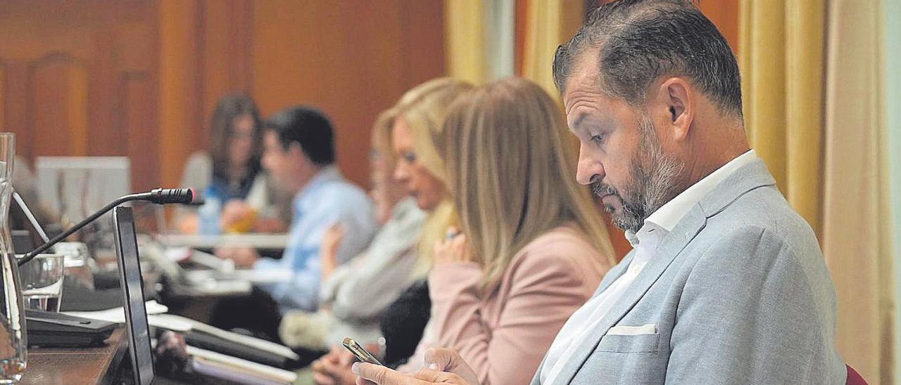 David Dorado, concejal no adscrito, en su nueva ubicación en el pleno.