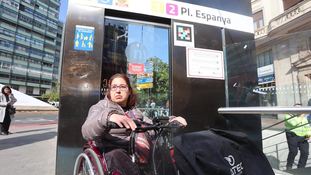 Isabel, una mujer que con discapacidad que no puede usar el metro porque los ascensores están constantemente averiados.