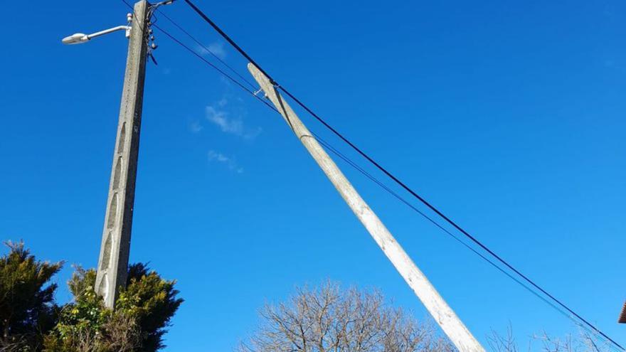 Cruces exige a Telefónica el arreglo de postes y cables caídos en varias parroquias