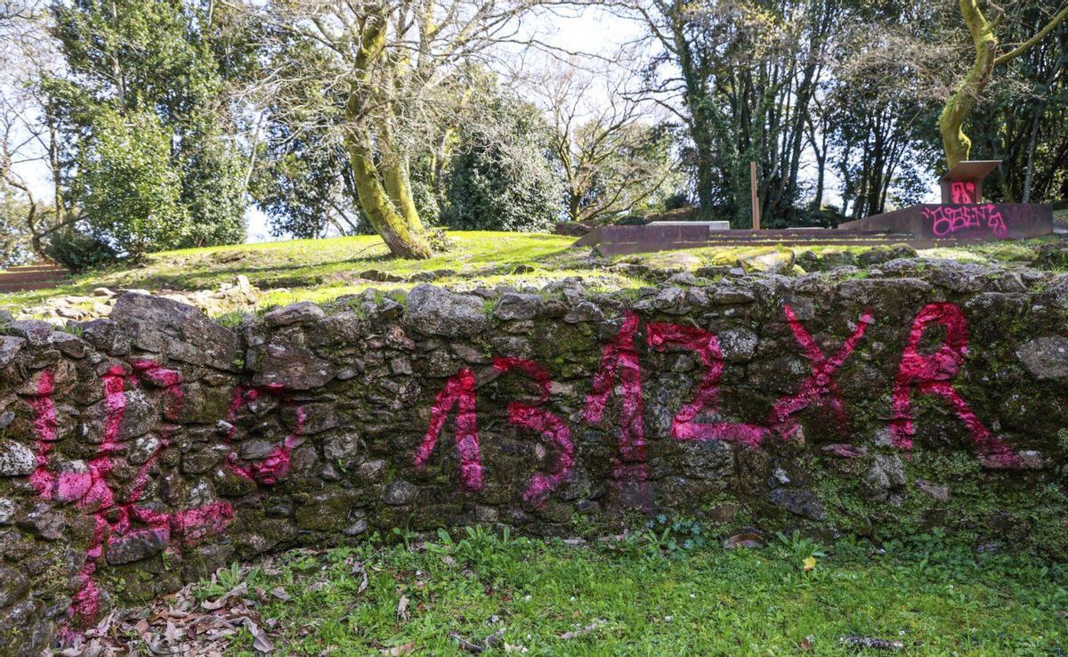 Pintadas en el conjunto arqueológico de Castro Alobre. | IÑAKI ABELLA