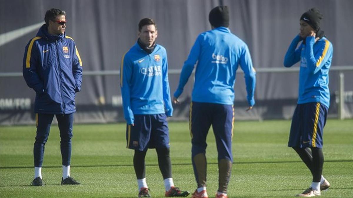 Luis Enrique observa el entrenamiento de Messi, Suárez y Neymar.