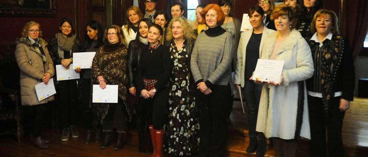 Las mujeres participantes en esta última edición del Programa Clara desarrollado en Vilagarcía recibieron ayer sus diplomas. // Iñaki Abella