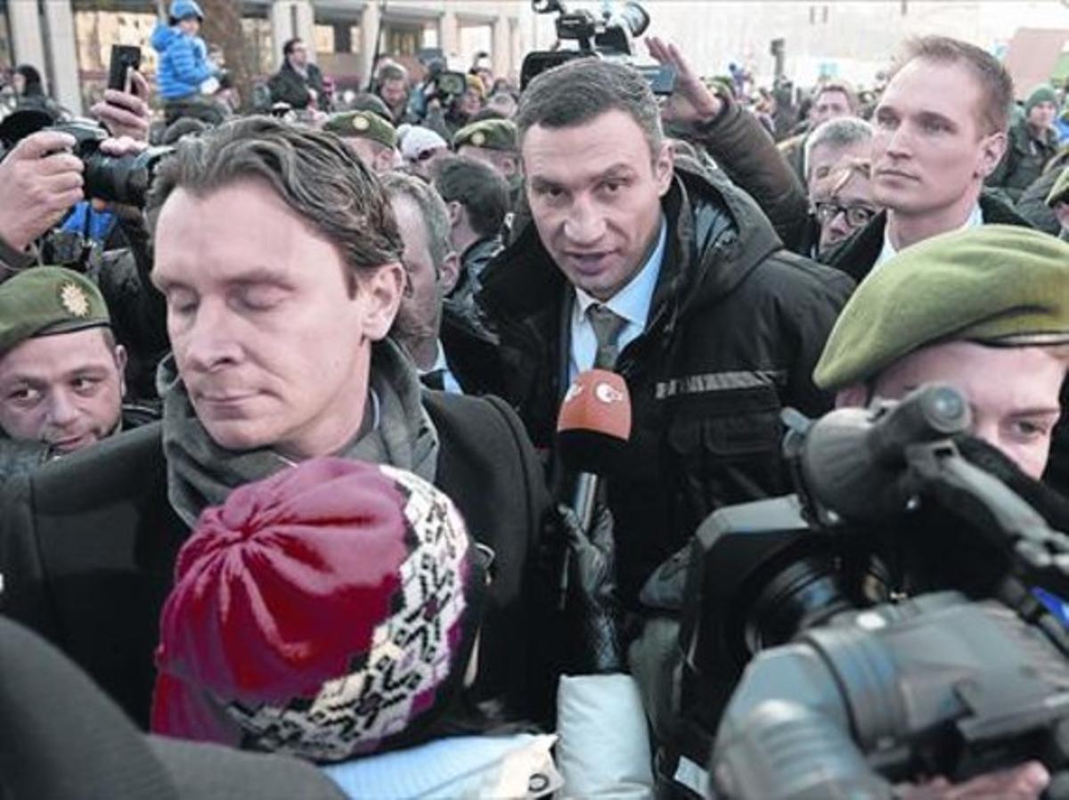 El líder opositor ucraïnès Vitali Klitsxko, protegit per agents de seguretat a Munic, ahir. El líder opositor ucraïnès Vitali Klitsxko, protegit per agents de seguretat a Munic, ahir.