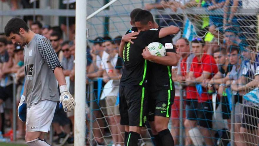 Pablo Fernández y Rubén se abrazan tras uno de los goles del Sporting B.