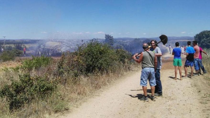 Vecinos tras apagar el fuego