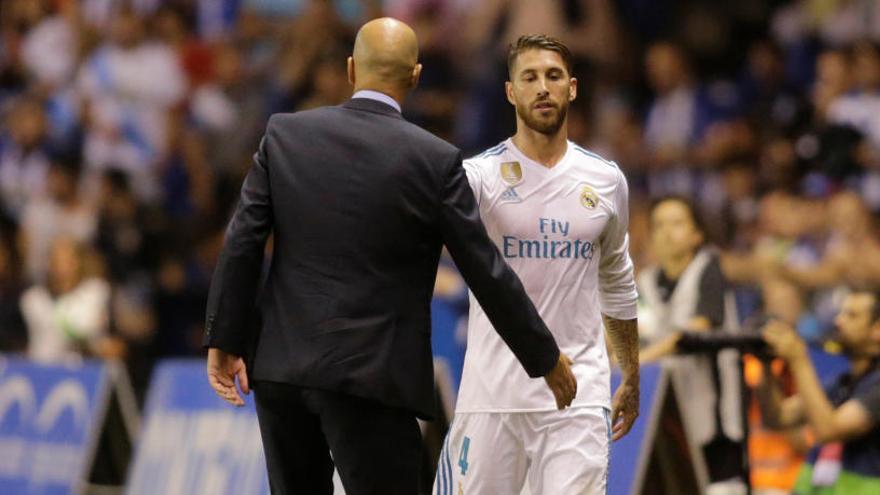 Ramos saluda a Zidane tras su expulsión.
