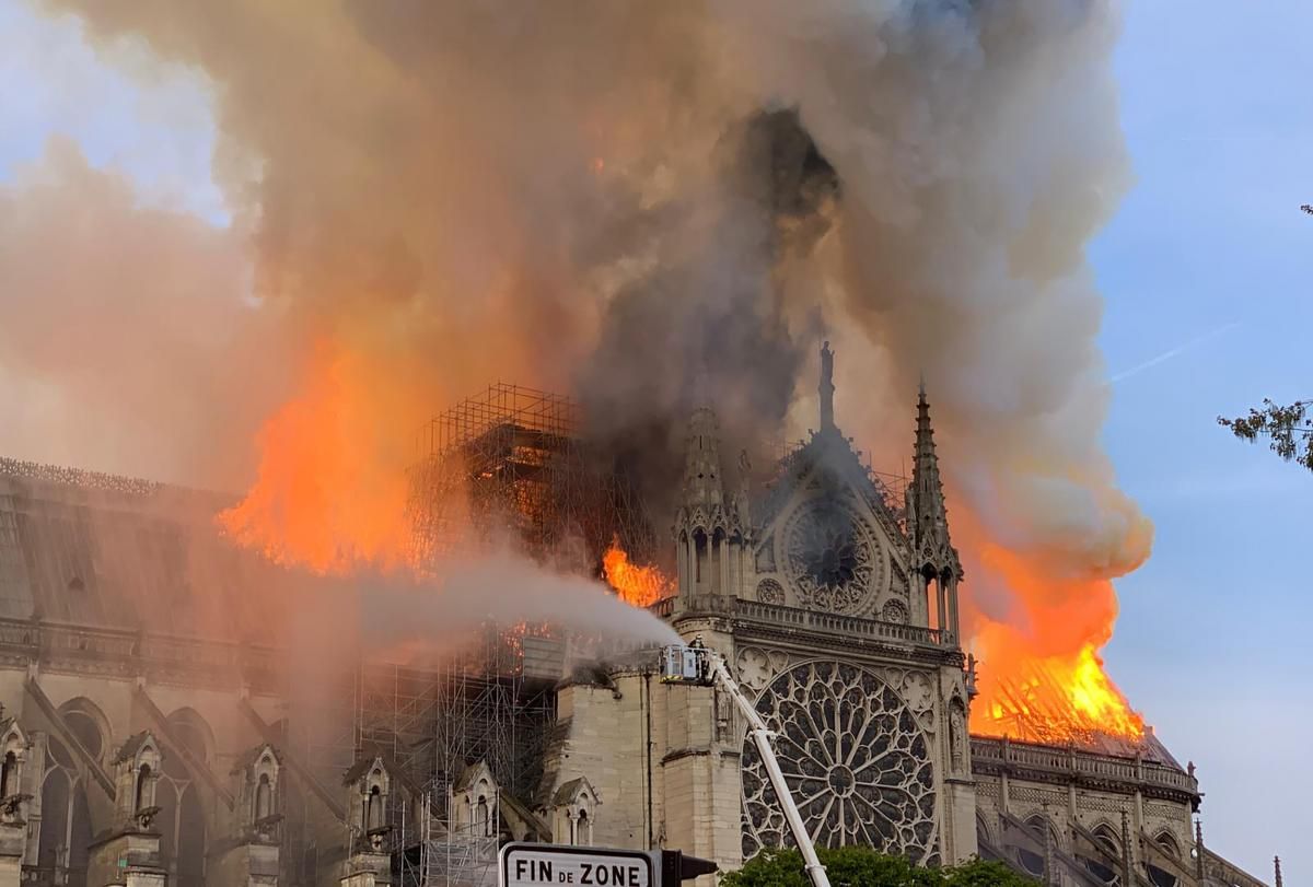 Arde la catedral de Nôtre Dame de París