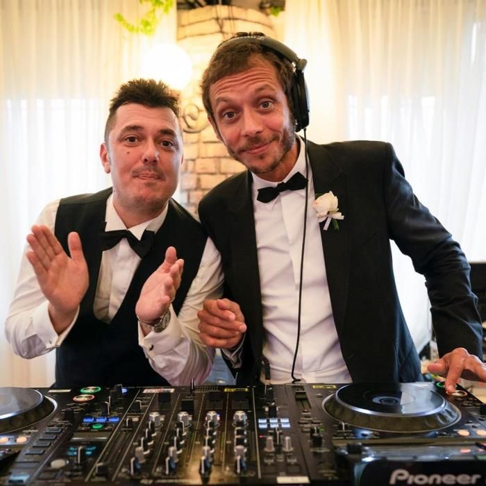 Valentino Rossi, de DJ en la boda de Uccio