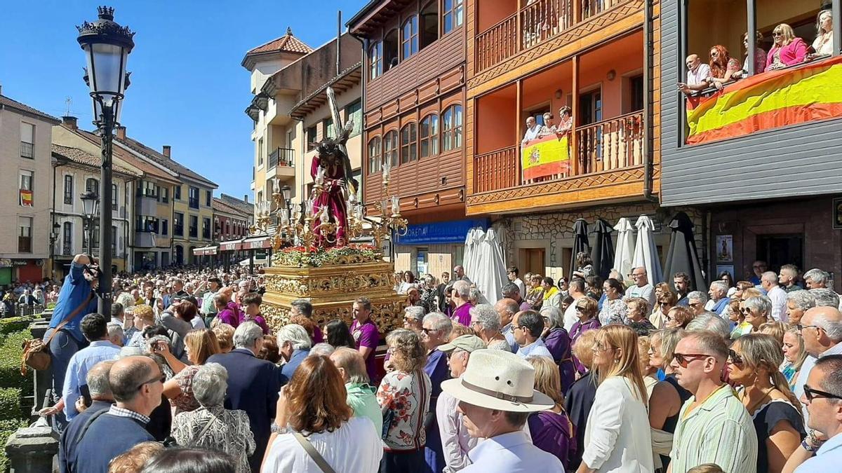 El Nazareno en una procesión en Noreña.