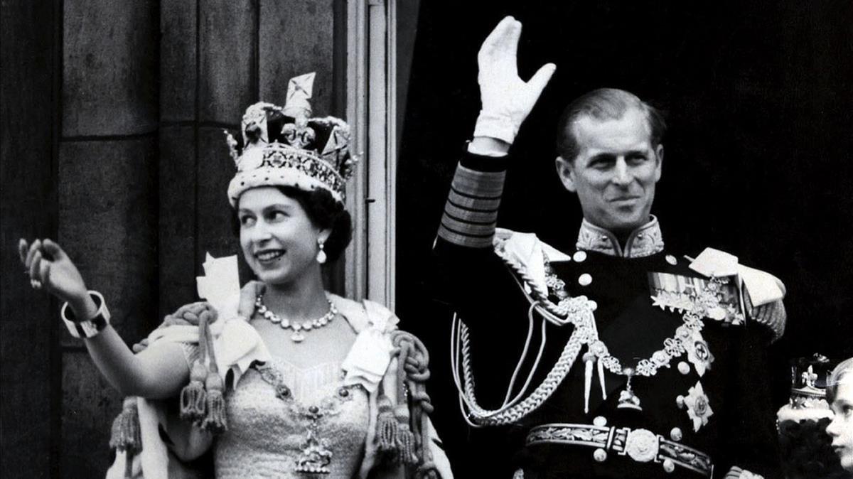 La reina Isabel II y su marido, el duque de Edimburgo, el día de la coronación de ella. 