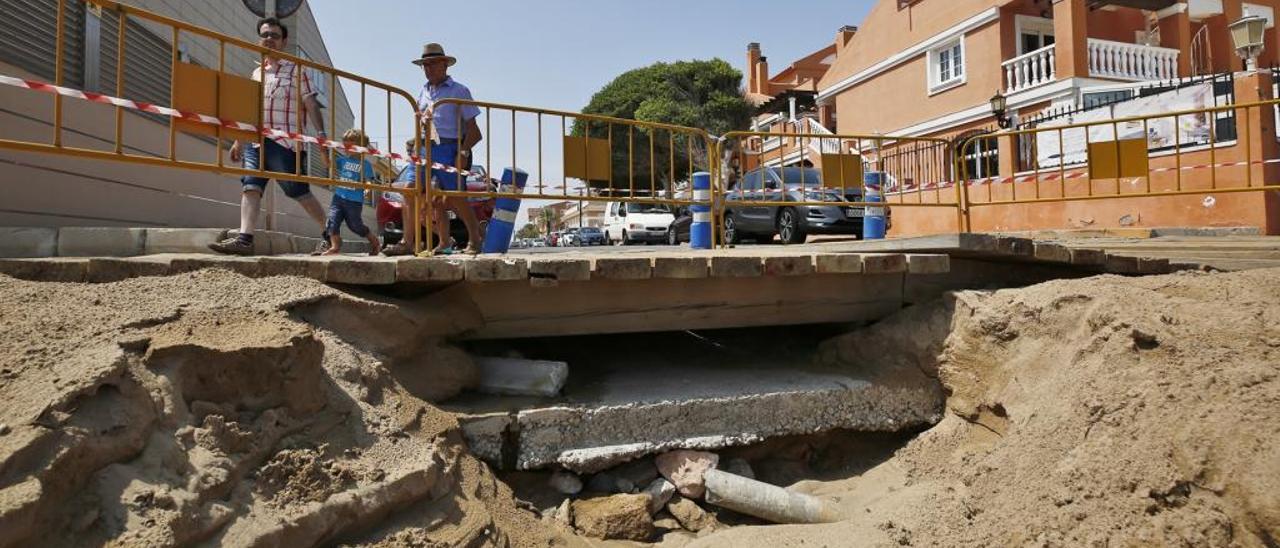 Las lluvias de agosto dan la puntilla a la senda peatonal de La Mata con tramos sin madera y un socavón