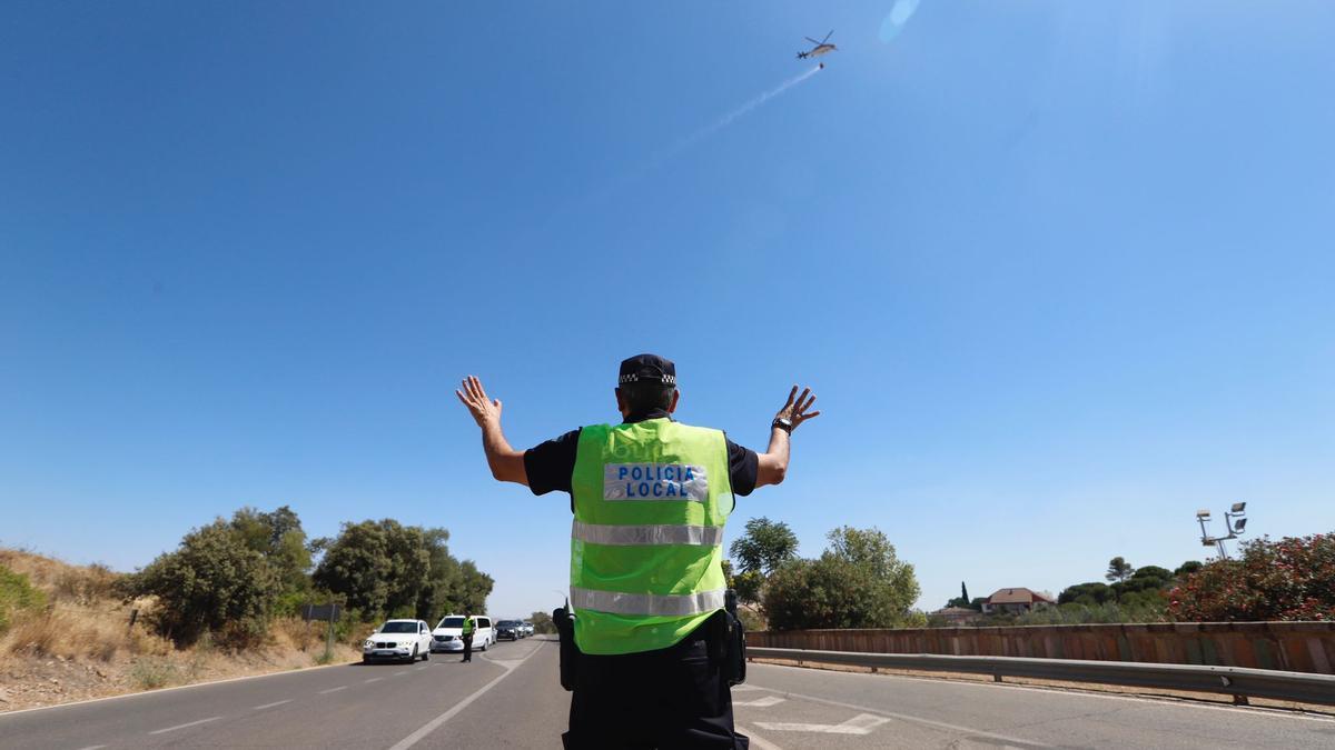 Un policía local restringe el paso en la carretera del Brillante.