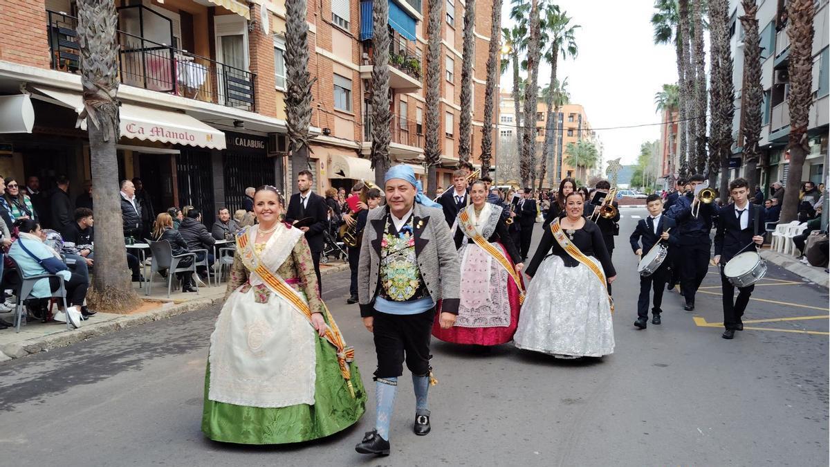 Bernardo Cortés y, justo detrás, Paqui Vallés, en un defile durante las pasadas fiestas.