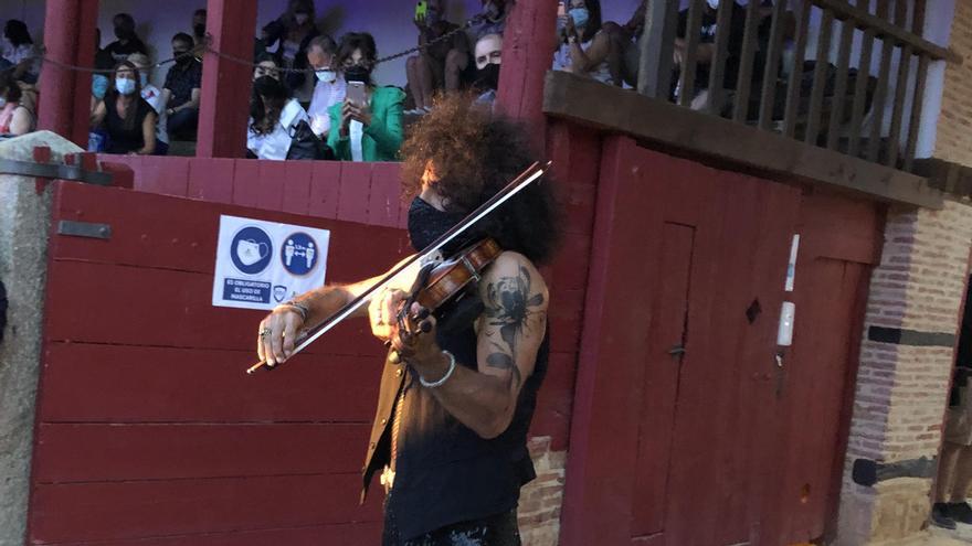 El artista Ara Malikian al inicio del concierto entrando por la Puerta Grande de la plaza de toros.