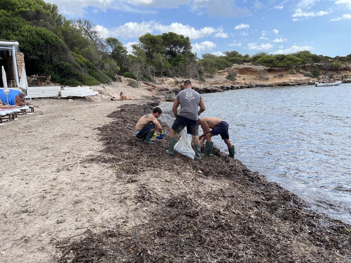 Limpieza de los restos del yate hundido en Ibiza