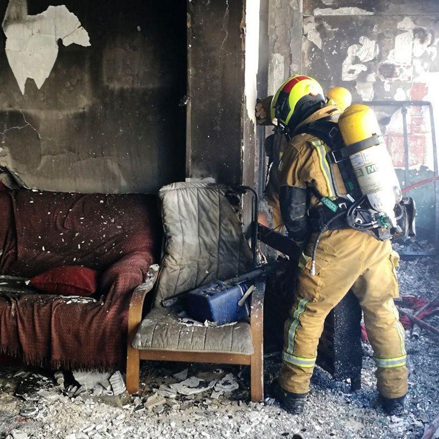 Un bombero en la casa incendiada.