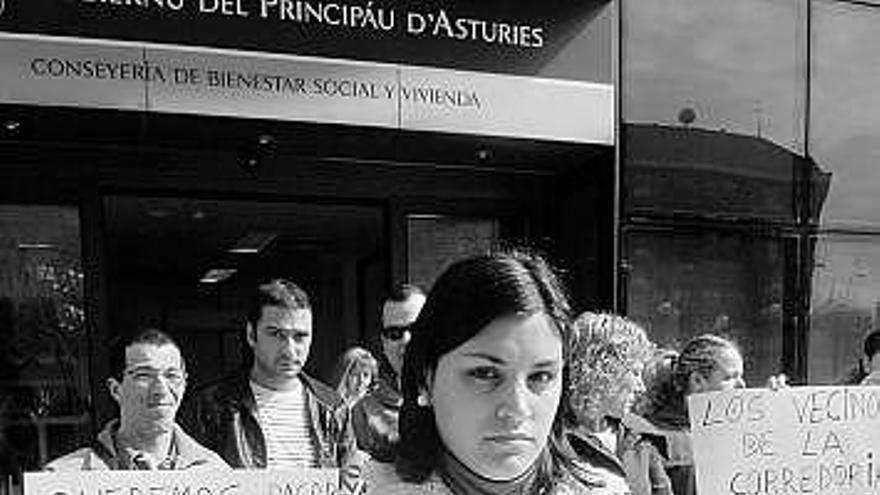 Jessica Sánchez, con las firmas de protesta de los vecinos afectados.