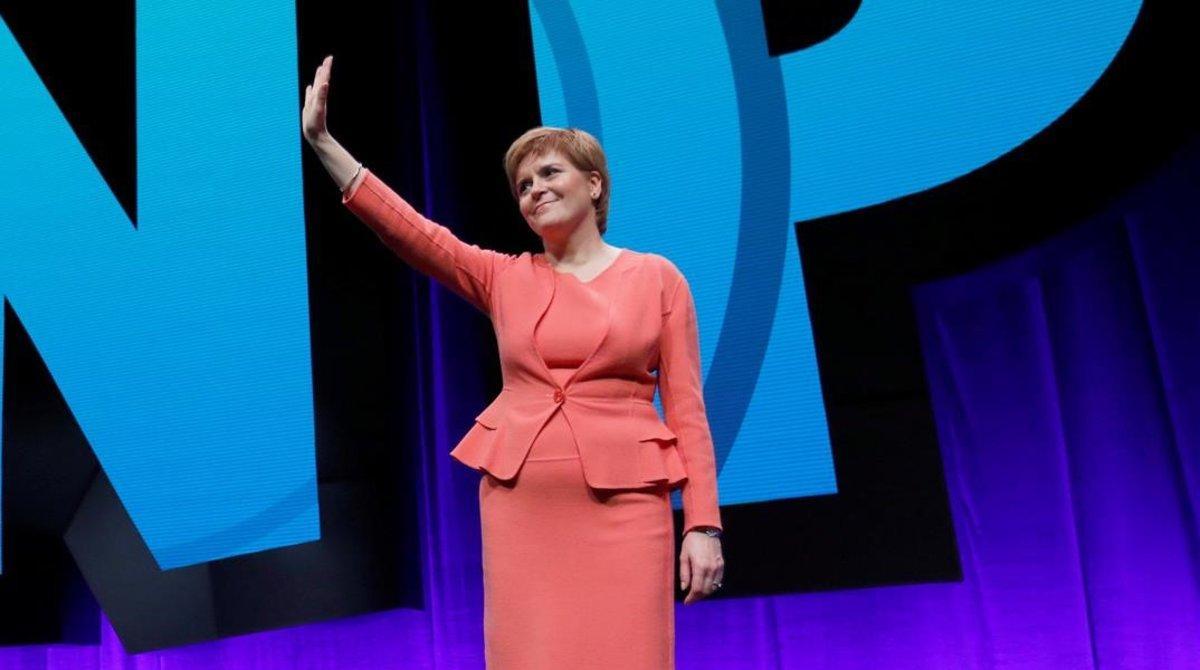 zentauroepp45402363 scotland s first minister nicola sturgeon waves after speaki181009203622