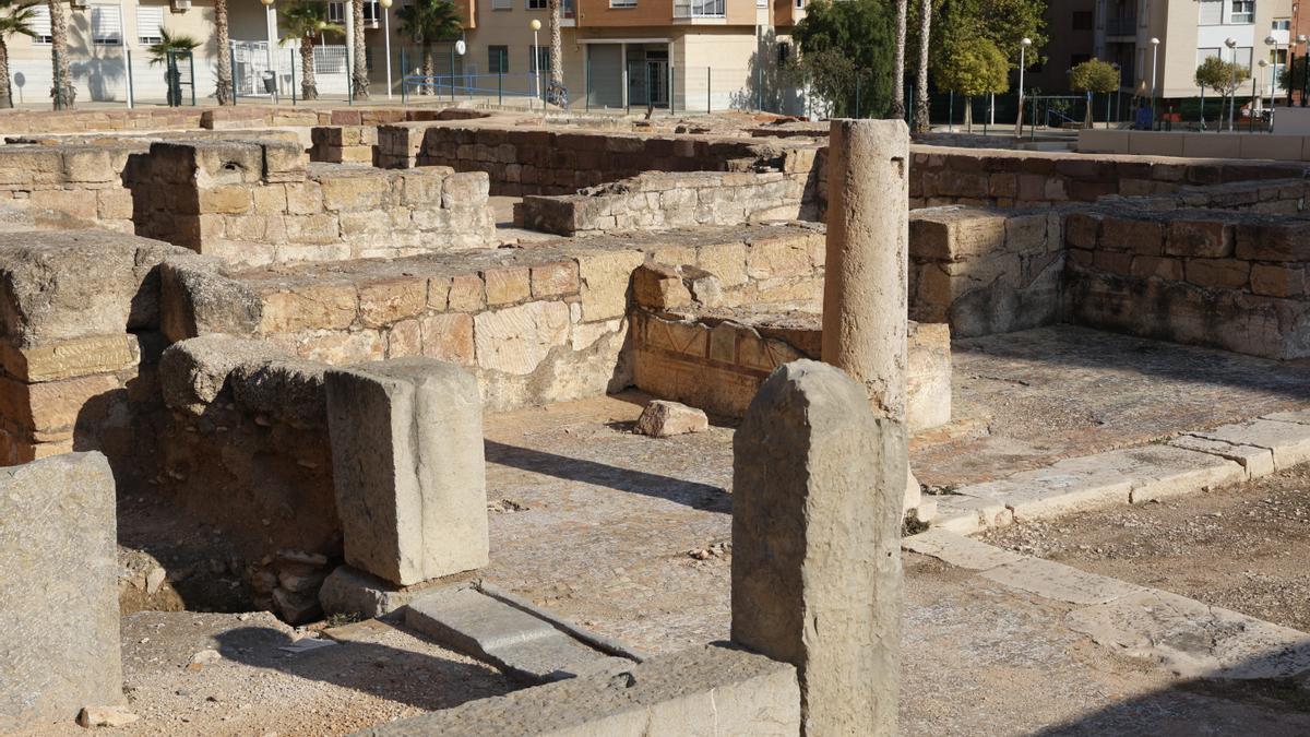 Entrada a las Termas de Mura, con la sala de recepción, a la izquierda, y un patio porticado, a la derecha, donde aún se aprecian las pinturas de las paredes originales.   |  GERMÁN CABALLERO