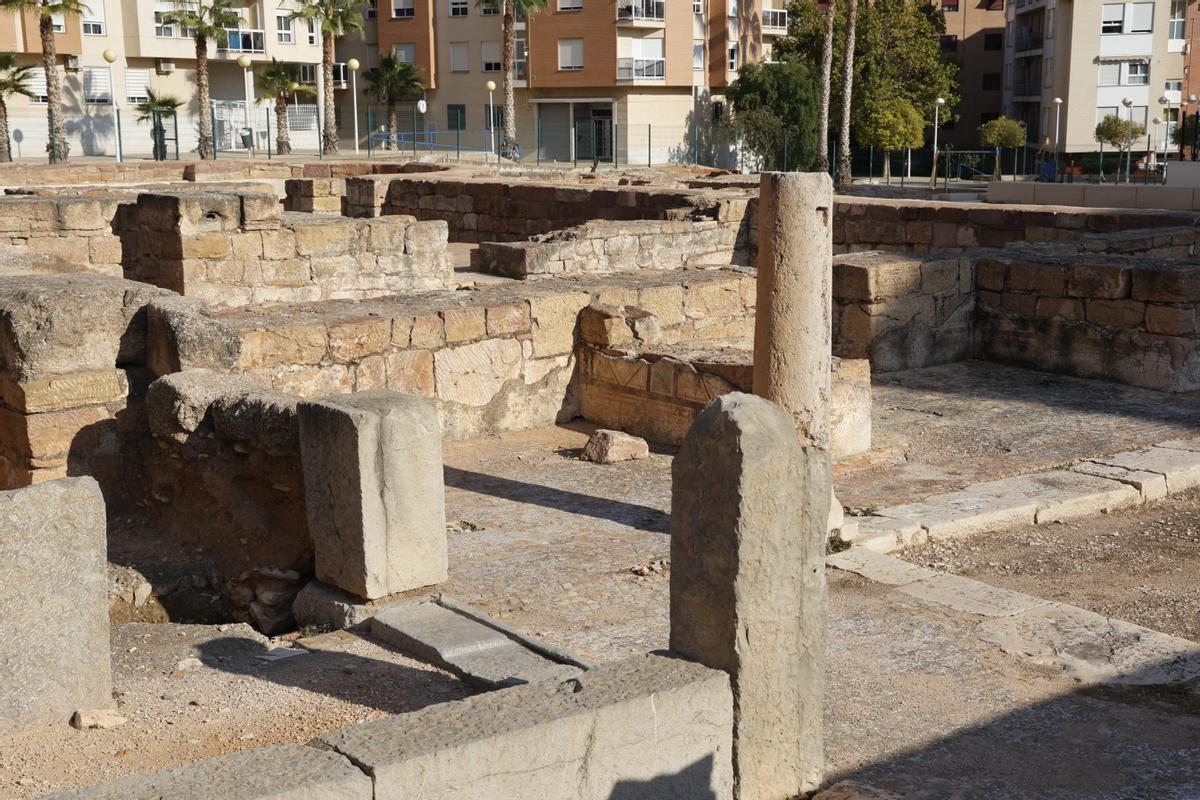 Entrada a las Termas de Mura, con la sala de recepción, a la izquierda, y un patio porticado, a la derecha, donde aún se aprecian las pinturas de las paredes originales.   |  GERMÁN CABALLERO