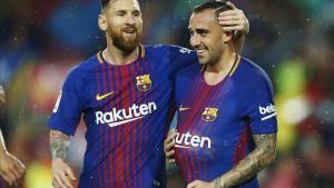 Messi felicita a Alcácer, que dedicó el gol a su mujer, tras marcar contra el Sevilla