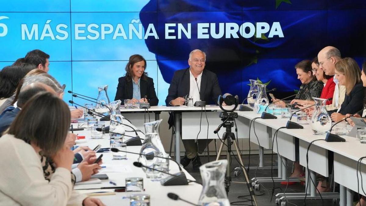 Esteban González Pons y Carmen Fúnez junto al resto del comité de campaña de las europeas.