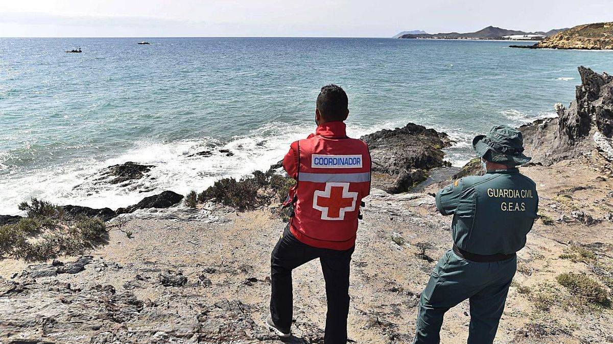 Efectivos de la Cruz Roja, Guardia Civil, Protección Civil y Salvamento Marítimo, en el dispositivo para encontrar a los migrantes tras el naufragio de la patera. | URQUÍZAR