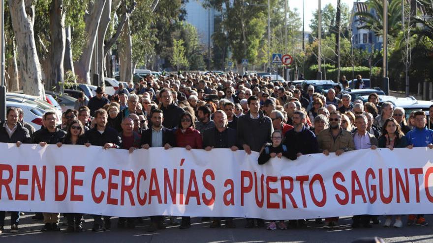 Unas 700 personas exigen la llegada del tren hasta el Port de Sagunt